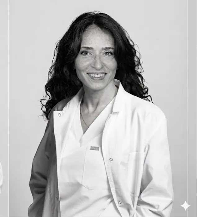 Portrait du Dr Eva Assayag-Safar, radiologue, en blouse blanche